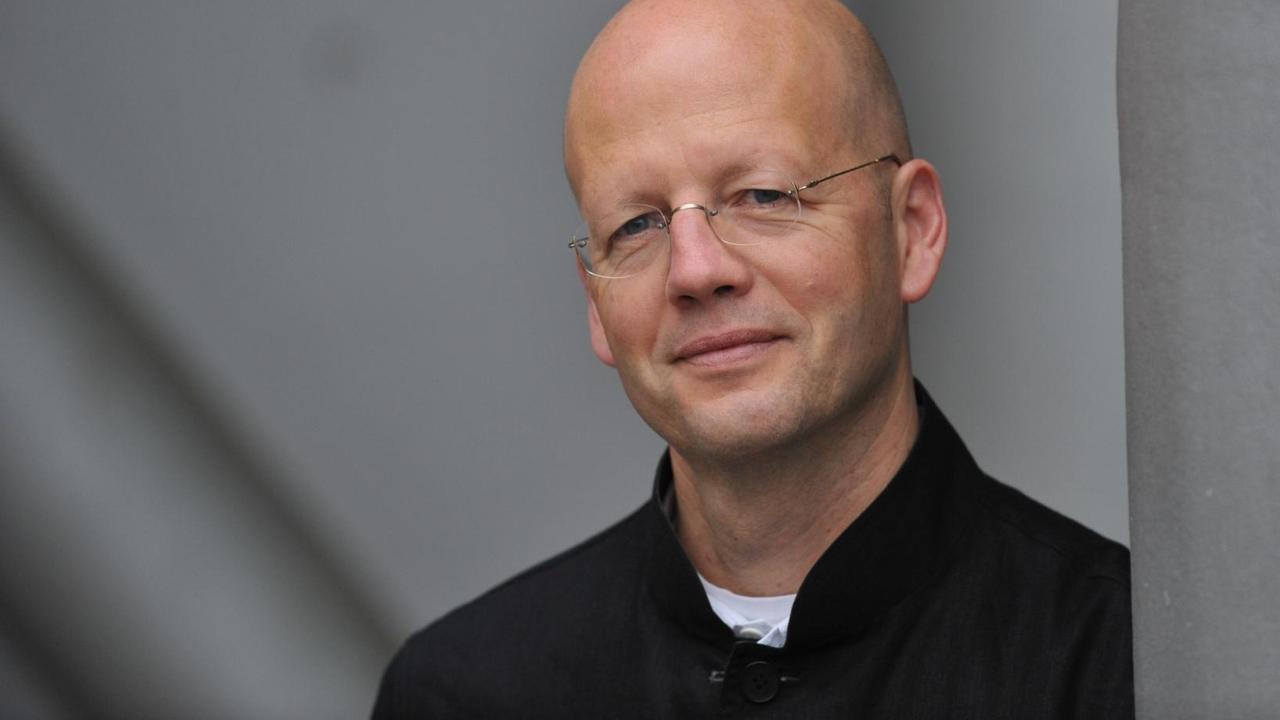 Porträtaufnahme des Schriftstellers Jan-Philipp Sendker auf der 61. Frankfurter Buchmesse in Frankfurt am Main. Porträtaufnahme des Schriftstellers Jan-Philipp Sendker auf der 61. Frankfurter Buchmesse in Frankfurt am Main.
