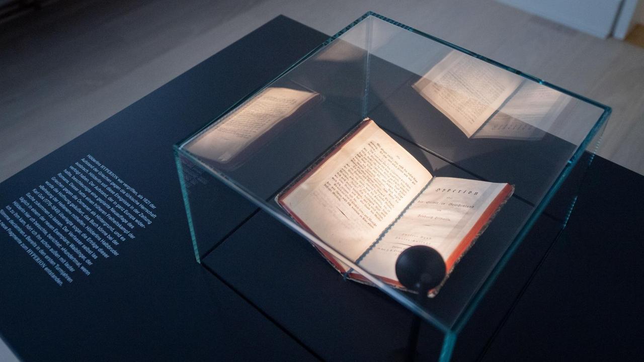 Ein aufgeschlagenes Originalbuch von Hölderlin wird in der Dauerausstellung im Hölderlinturm ausgestellt. Ein aufgeschlagenes Originalbuch von Hölderlin wird in der Dauerausstellung im Hölderlinturm ausgestellt.
