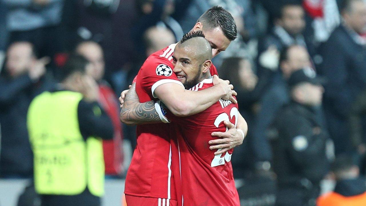 Torjubel der Bayern-Spieler Sandro Wagner und Arturo Vidal. Torjubel der Bayern-Spieler Sandro Wagner und Arturo Vidal.