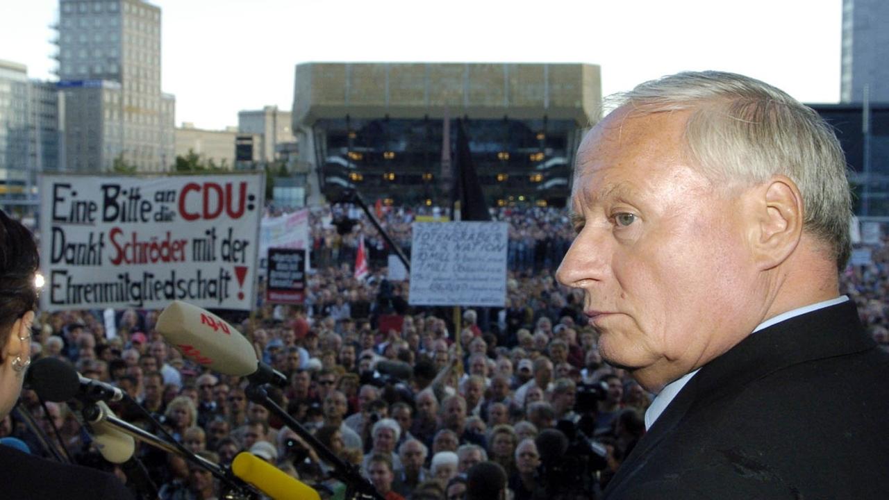 Der frühere SPD-Vorsitzende Oskar Lafontaine spricht am Montag (30.08.2004) auf der Abschlusskundgebung der Leipziger Montagsdemonstration auf dem Augustusplatz in Leipzig. Mehrere tausend Menschen nahmen an der vierten Demonstration in Folge gegen die geplanten Einschnitte im Sozialsystem durch die Arbeitsmarktreformen der Bundesregierung teil. Der frühere SPD-Vorsitzende Oskar Lafontaine spricht am Montag (30.08.2004) auf der Abschlusskundgebung der Leipziger Montagsdemonstration auf dem Augustusplatz in Leipzig. Mehrere tausend Menschen nahmen an der vierten Demonstration in Folge gegen die geplanten Einschnitte im Sozialsystem durch die Arbeitsmarktreformen der Bundesregierung teil.