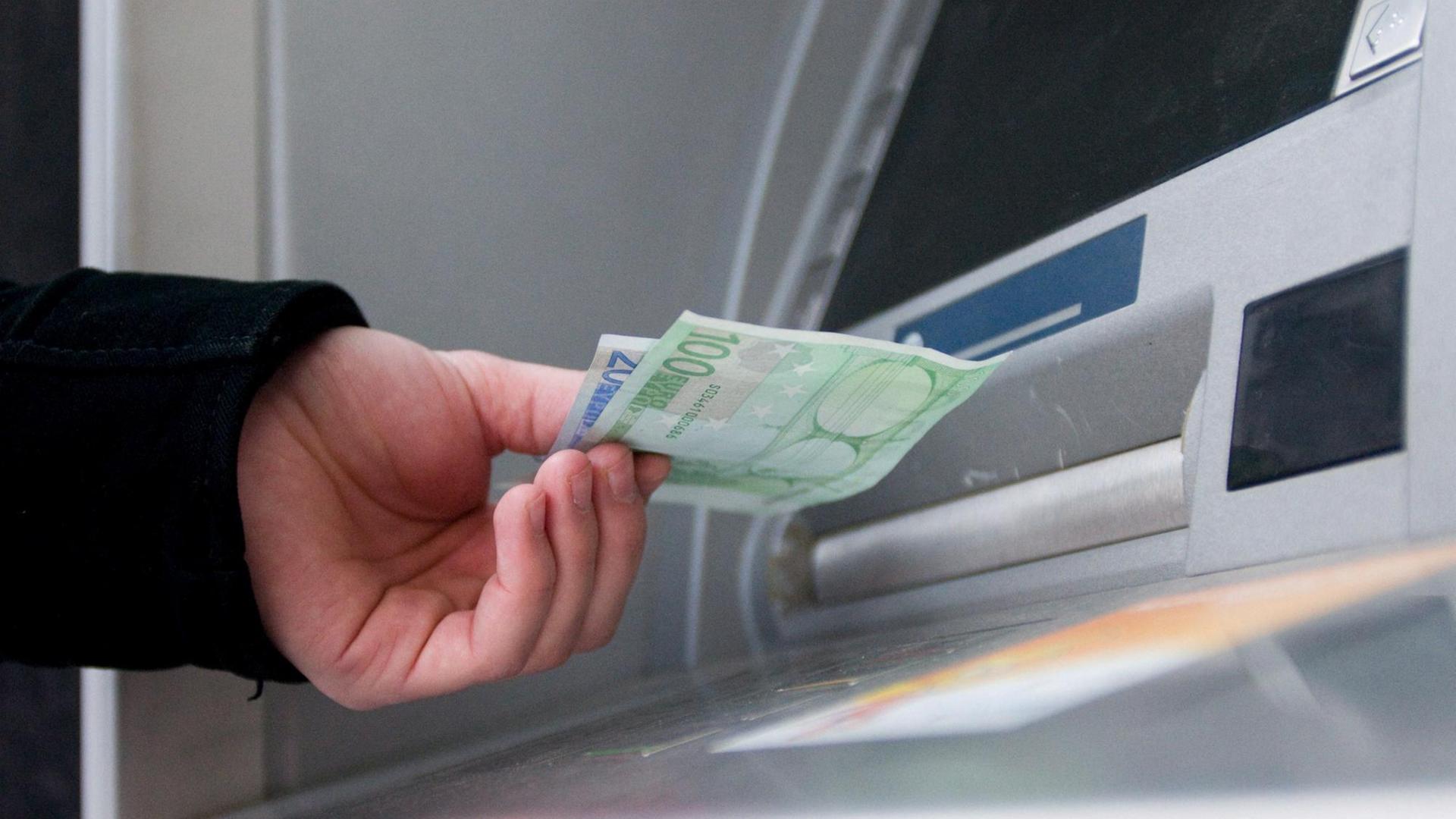 Geld abheben - in vielen Orten in Oberfranken geht das nicht mehr, die Geldautomaten werden abgebaut. Geld abheben - in vielen Orten in Oberfranken geht das nicht mehr, die Geldautomaten werden abgebaut.