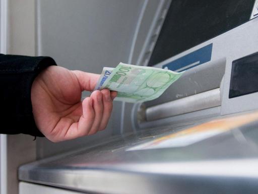 Geld abheben - in vielen Orten in Oberfranken geht das nicht mehr, die Geldautomaten werden abgebaut. 