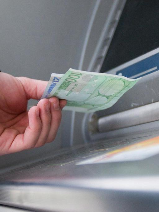 Geld abheben - in vielen Orten in Oberfranken geht das nicht mehr, die Geldautomaten werden abgebaut. 