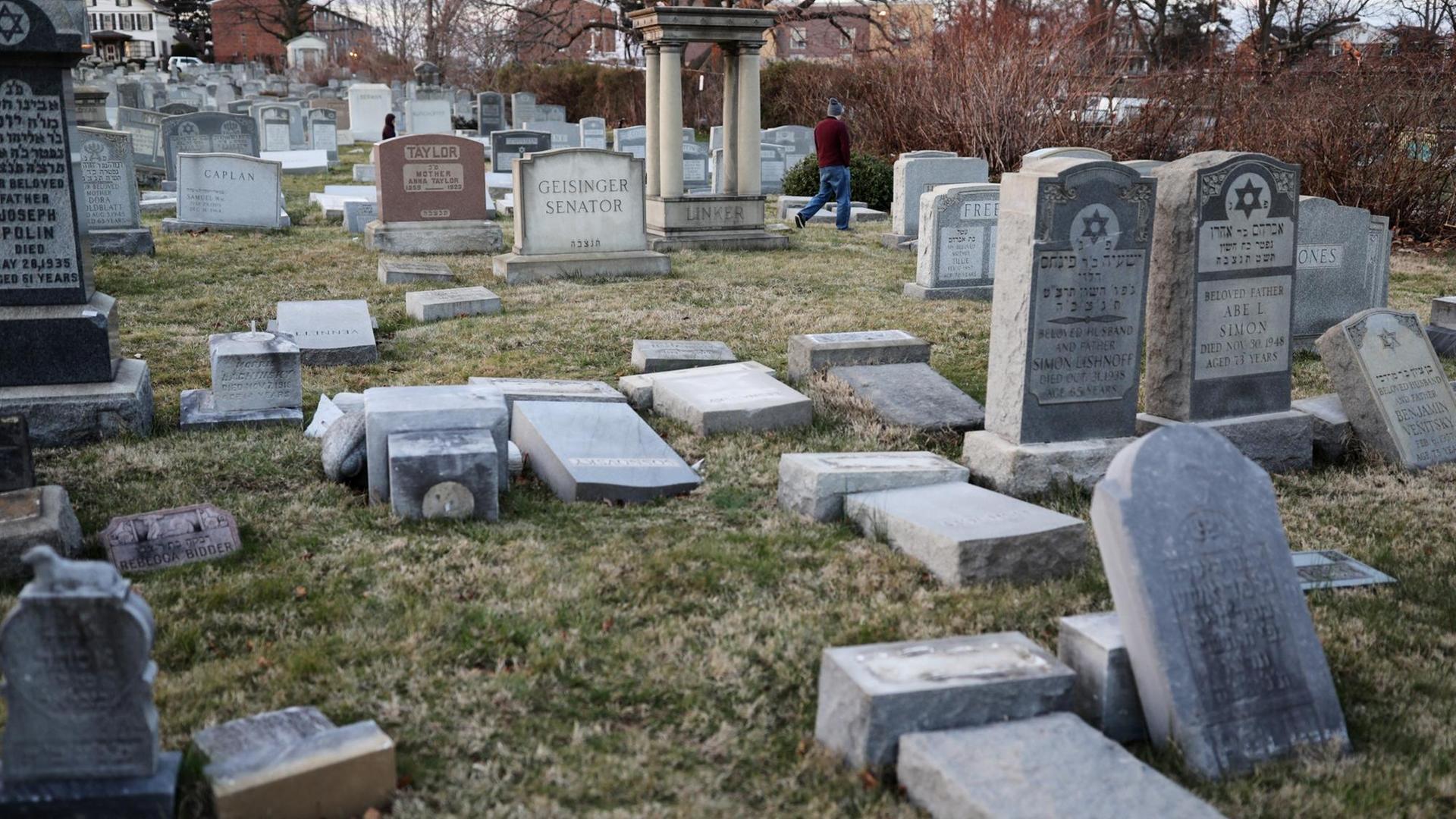 Vandalisierte Grabsteine auf dem jüdischen Mount Carmel Friedhof in Philadelphia im US-Bundesstaat Pennsylvania am 26. Februar 2017. Vandalisierte Grabsteine auf dem jüdischen Mount Carmel Friedhof in Philadelphia im US-Bundesstaat Pennsylvania am 26. Februar 2017.