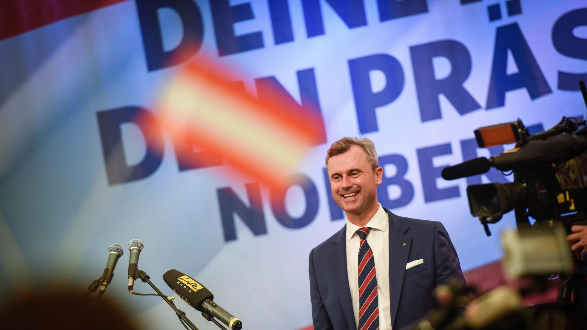 Der österreichische FPÖ Präsidentschaftskandidat Norbert Hofer bei einer Wahlkampfveranstaltung in Wels. Der österreichische FPÖ Präsidentschaftskandidat Norbert Hofer bei einer Wahlkampfveranstaltung in Wels.