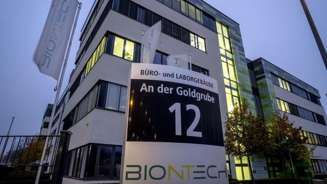Der Eingang der Firma Biontech. Die Adresse lautet: An der Goldgrube 12.