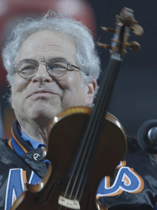 Itzhak Perlman bei seinem Geigenspiel im Stadion.