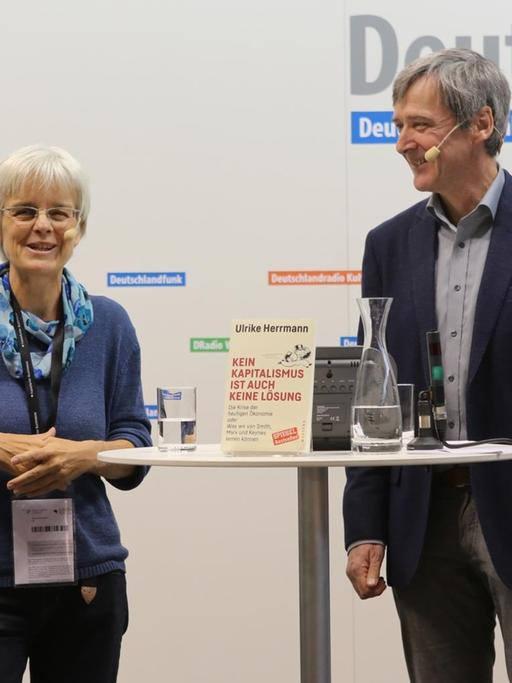 Sie sehen die Buchautorin Ulrike Herrmann und den Deutschlandfunk-Redakteur Georg Ehring.