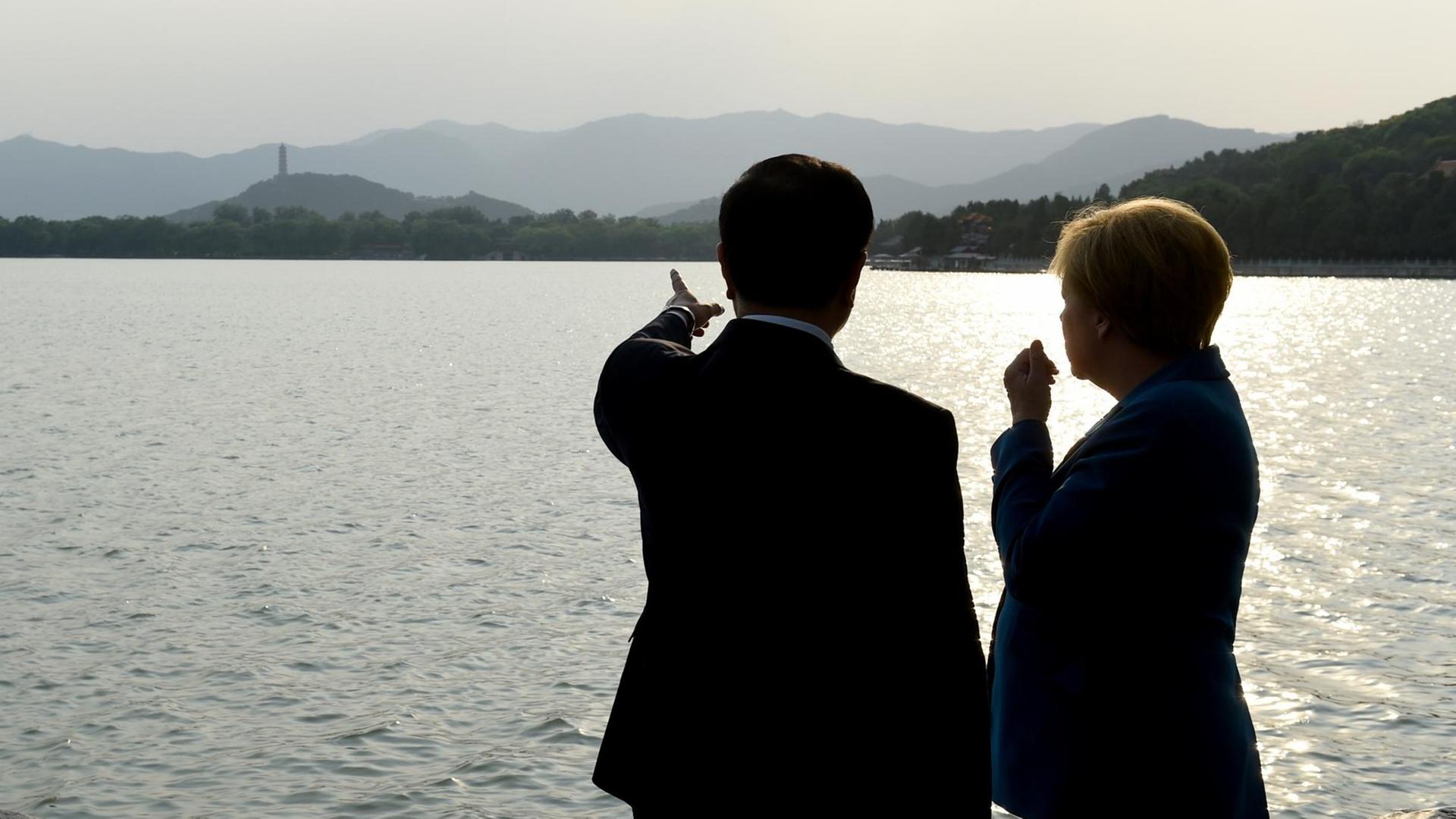 Bundeskanzlerin Angela Merkel und Chinas Ministerpräsident Li Keqiang unternehmen am 12.06.2016 im Sommerpalast des chinesischen Kaisers in Peking einen Spaziergang. Bundeskanzlerin Angela Merkel und Chinas Ministerpräsident Li Keqiang unternehmen am 12.06.2016 im Sommerpalast des chinesischen Kaisers in Peking einen Spaziergang.