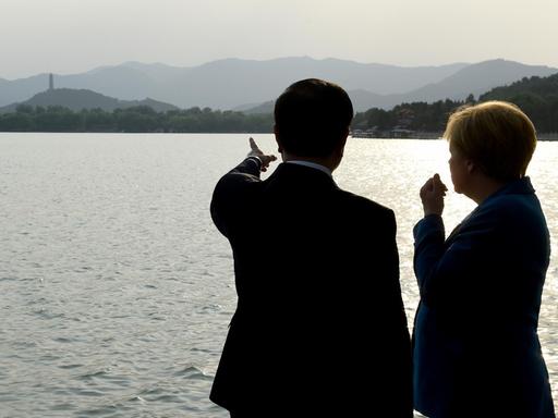 Bundeskanzlerin Angela Merkel und Chinas Ministerpräsident Li Keqiang unternehmen am 12.06.2016 im Sommerpalast des chinesischen Kaisers in Peking einen Spaziergang.