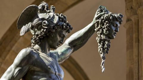 Nahaufnahme von Cellinis Skulptur: Perseus mit dem Kopf der Medusa.