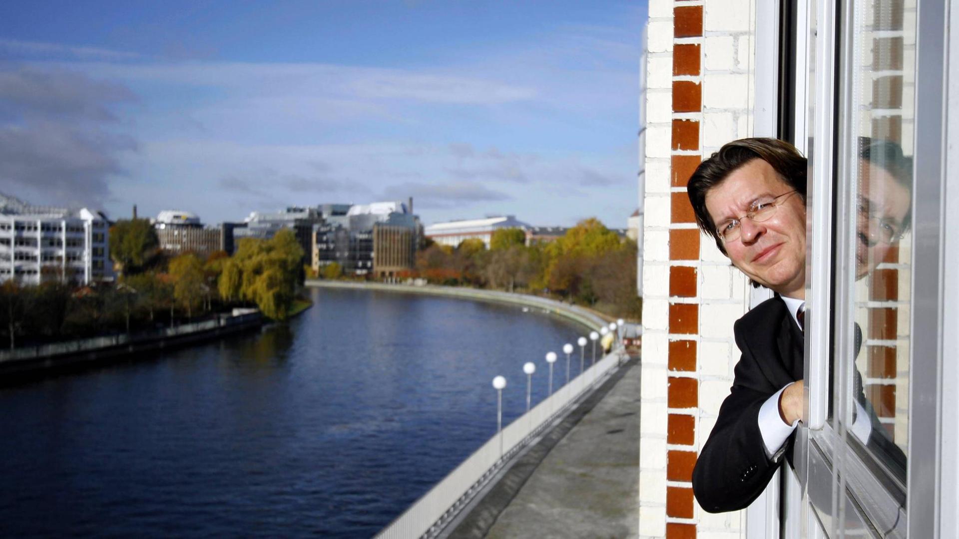 Hans Joachim Mendig, Geschäftsführer von HessenFilm, lent sich in Berlin aus einem Fenster, im Hintergrund ist die Spree zu sehen Hans Joachim Mendig, Geschäftsführer von HessenFilm, lent sich in Berlin aus einem Fenster, im Hintergrund ist die Spree zu sehen