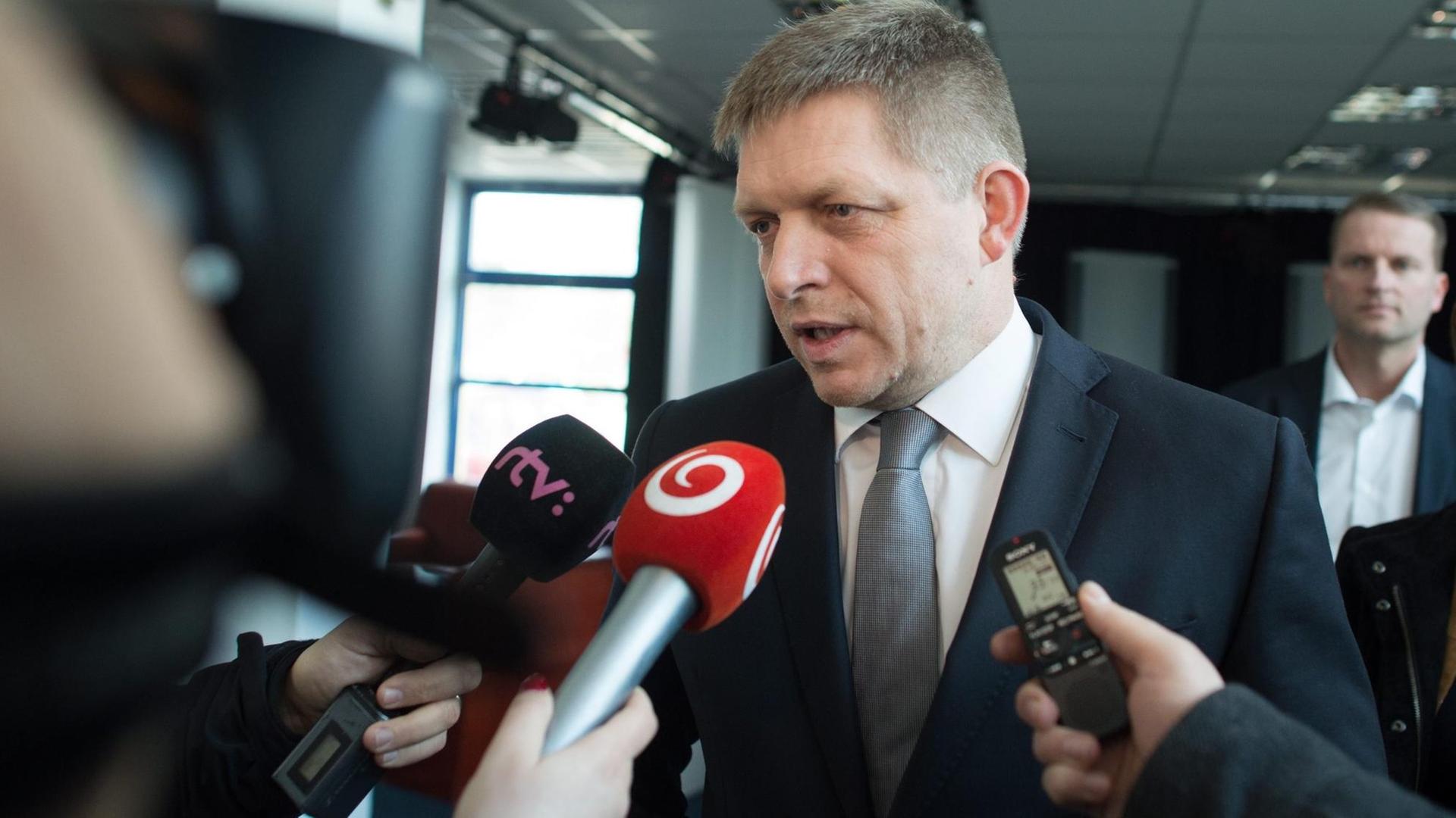 Robert Fico, Regierungschef in der Slowakei, tritt vor die Kamera nach den heftigen Verlusten bei den Wahlen. Robert Fico, Regierungschef in der Slowakei, tritt vor die Kamera nach den heftigen Verlusten bei den Wahlen.