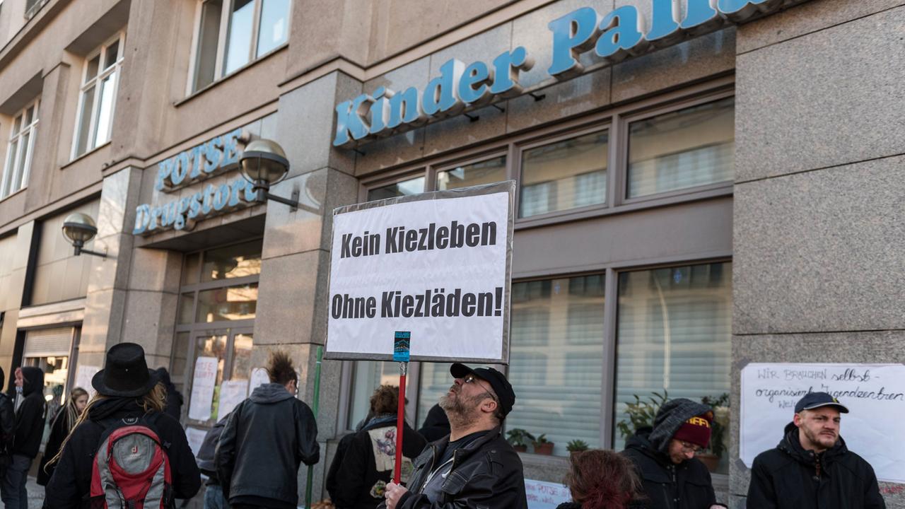 Demonstranten während der Kundgebung vor dem besetzten Jugendclub Potse und Drugstore am 02.01.2019 in Berlin.