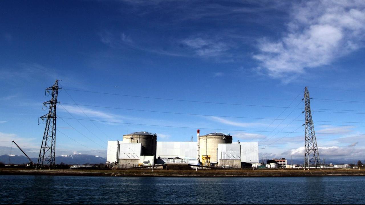 Zu sehen ist das Atomkraftwerk Fessenheim im Elsaß, darüber ein blauer Himmel. Zu sehen ist das Atomkraftwerk Fessenheim im Elsaß, darüber ein blauer Himmel.