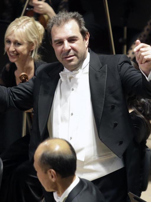 Der italienische Dirigent Daniele Gatti inmitten von Musikern des Amsterdamer Concertgebouw-Orchesters.