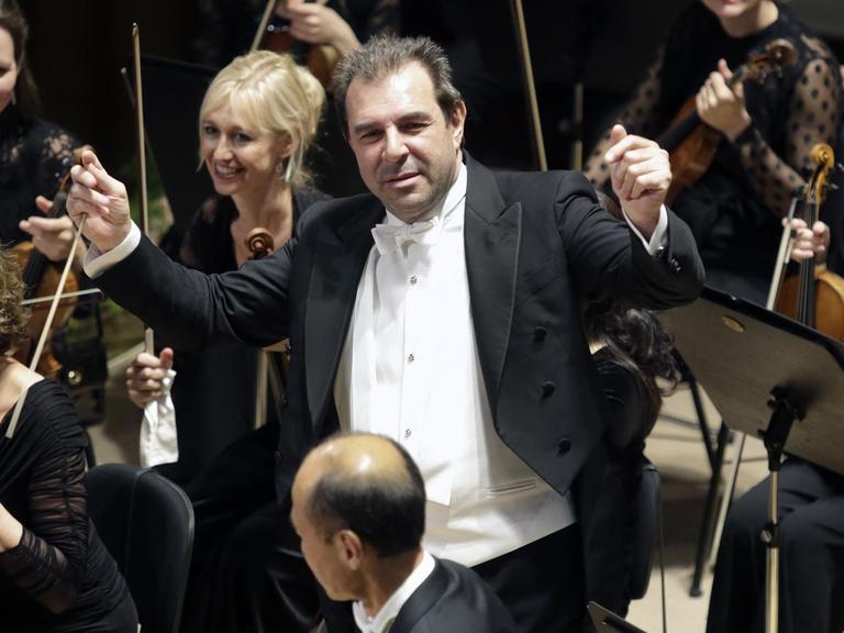 Der italienische Dirigent Daniele Gatti inmitten von Musikern des Amsterdamer Concertgebouw-Orchesters.