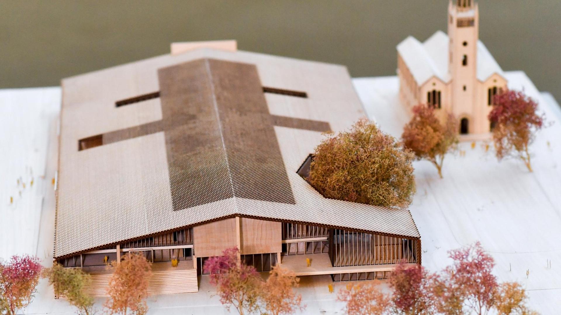 Das Modell des Siegerentwurfs des Basler Architekturbüros Herzog und de Meuron für das Museum des 20. Jahrhunderts (auch "Museum der Moderne") am Kulturforum wird auf einem Pressetermin im Staatlichen Institut für Musikforschung vorgestellt.