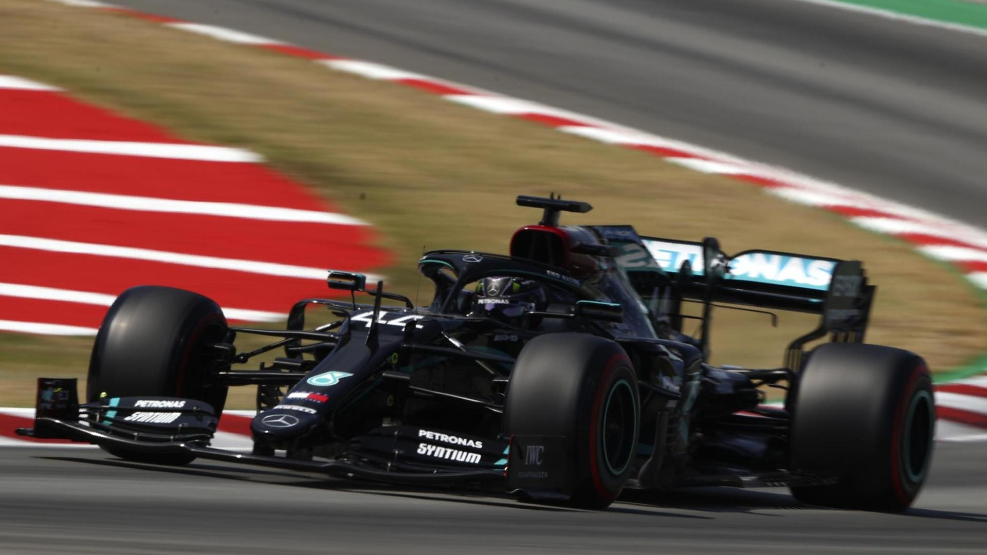 Lewis Hamilton mit seinem Mercedes auf der Renn-Strecke in Barcelona.