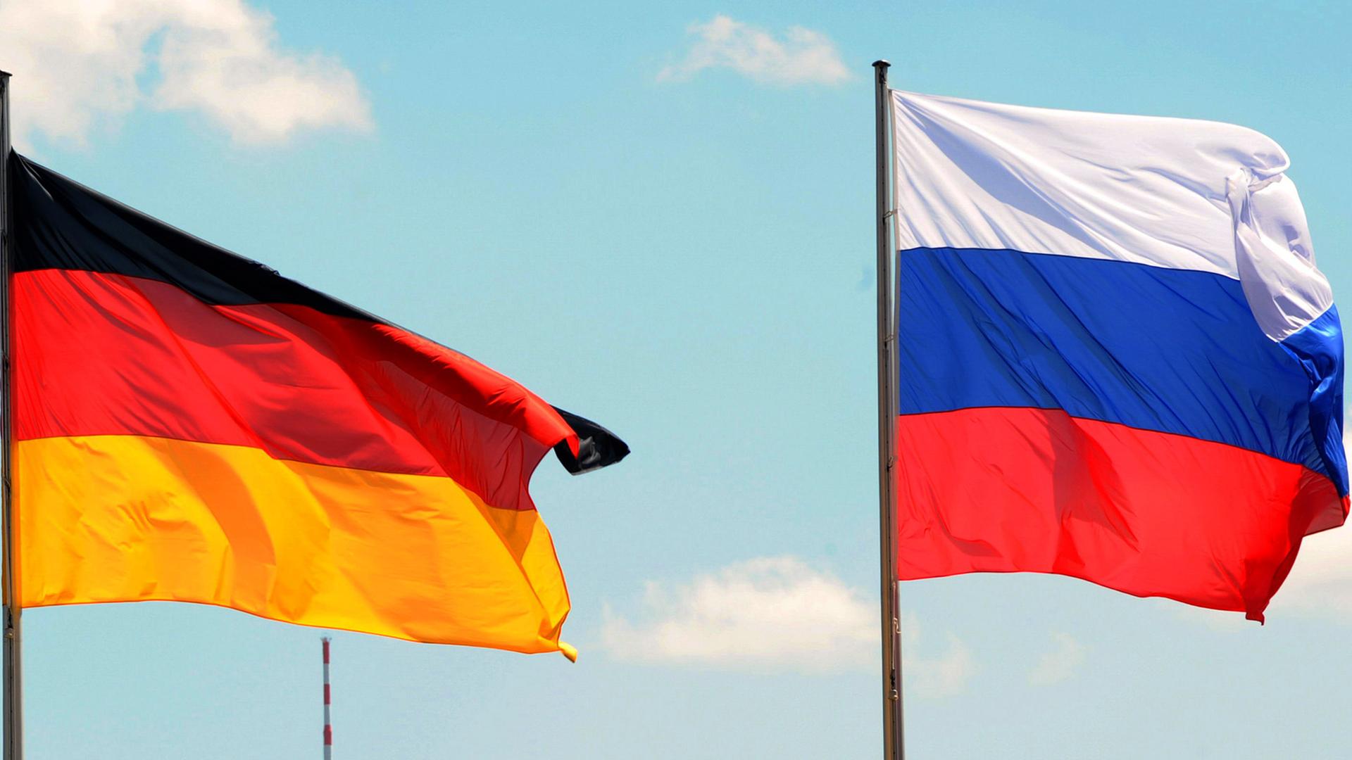 Die Flaggen der Bundesrepublik Deutschland und Russlands wehen vor dem Bundeskanzleramt in Berlin.
