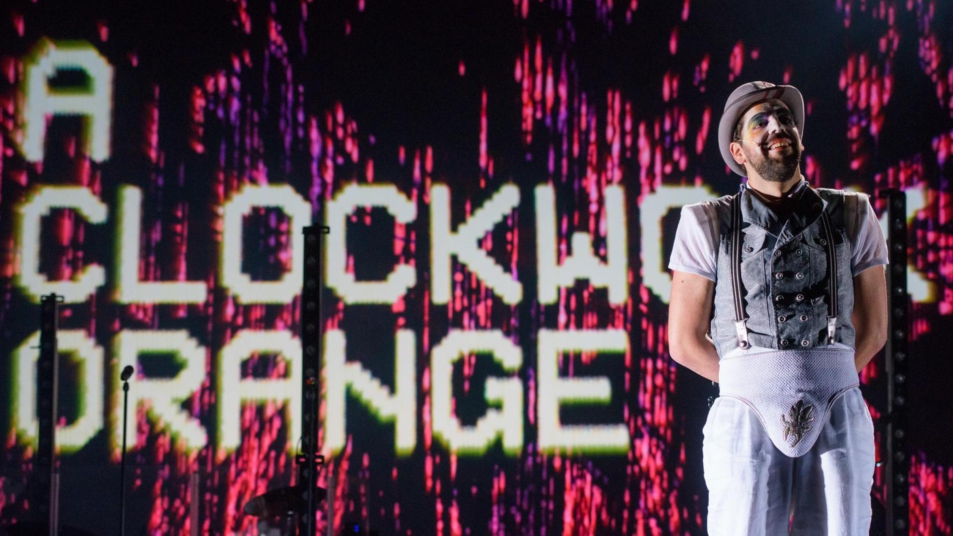 Nahuel Häfliger als Alex in "A Clockwork Orange" von A.Burgess auf der Bühne des Deutschen Nationaltheaters Weimar Nahuel Häfliger als Alex in "A Clockwork Orange" von A.Burgess auf der Bühne des Deutschen Nationaltheaters Weimar