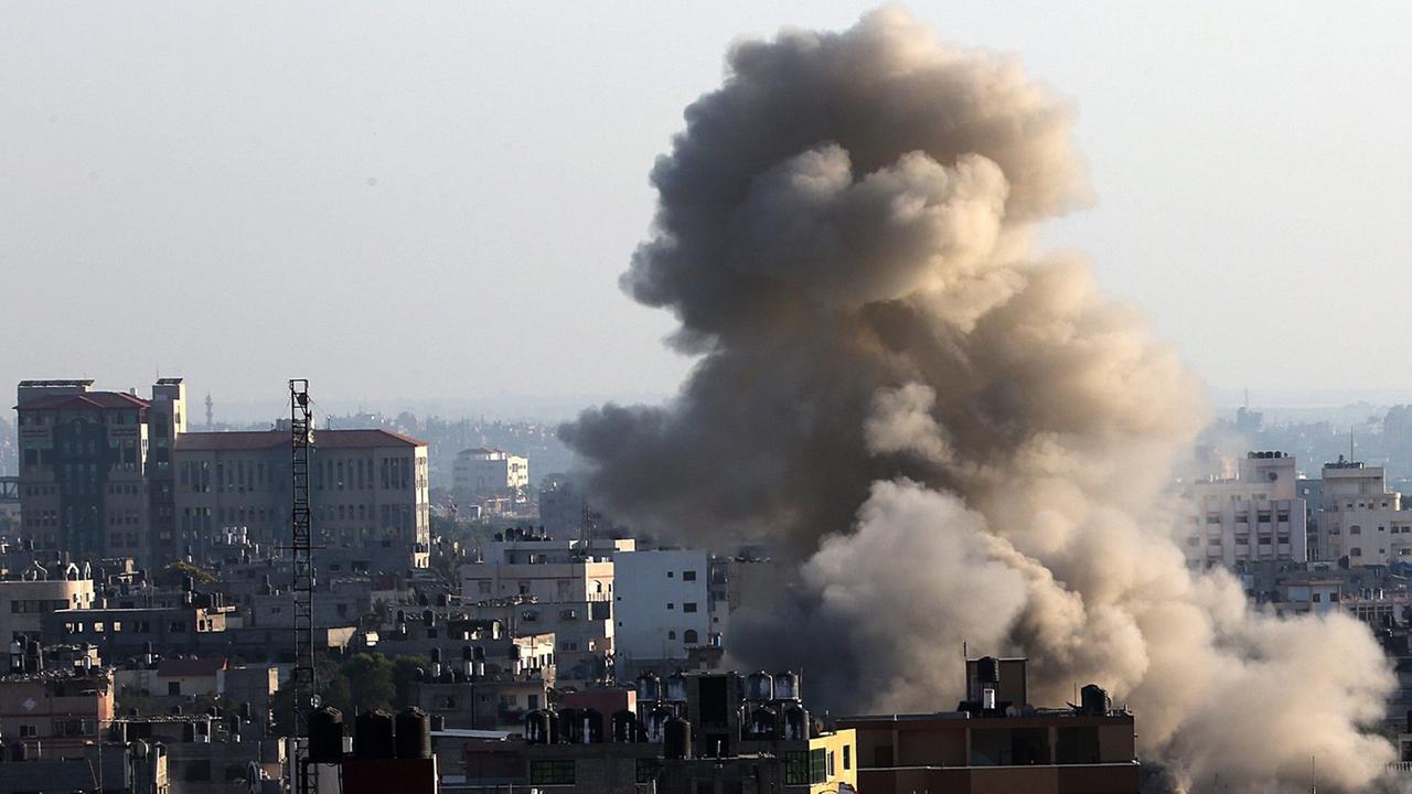 Qualm über Gaza nach einem israelischen Angriff am 9. Juli 2014 Qualm über Gaza nach einem israelischen Angriff am 9. Juli 2014