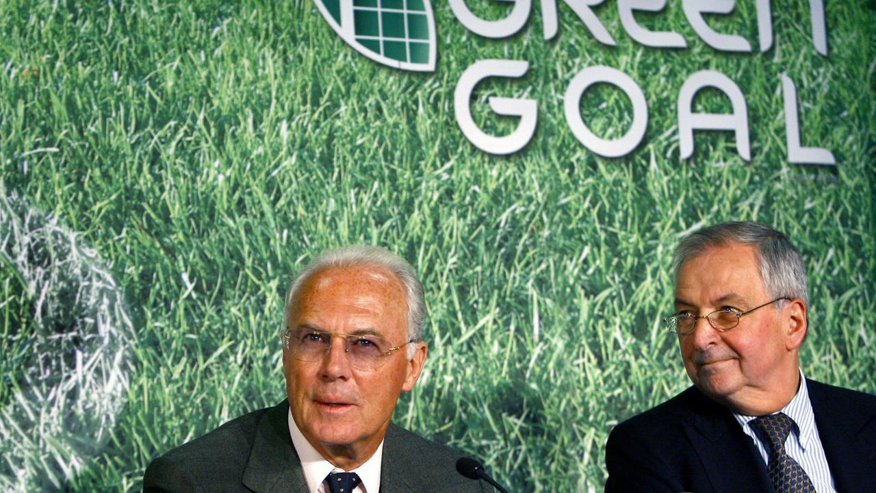 Franz Beckenbauer (l). und Klaus Töpfer stellen das Projekt Green Goal für die Fußball-WM 2006 vor. Franz Beckenbauer (l). und Klaus Töpfer stellen das Projekt Green Goal für die Fußball-WM 2006 vor.