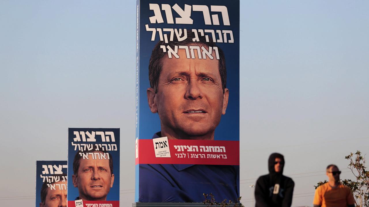 Plakate des Oppositionsführer Isaac Herzog vor der Parlamentswahl in Israel 2015