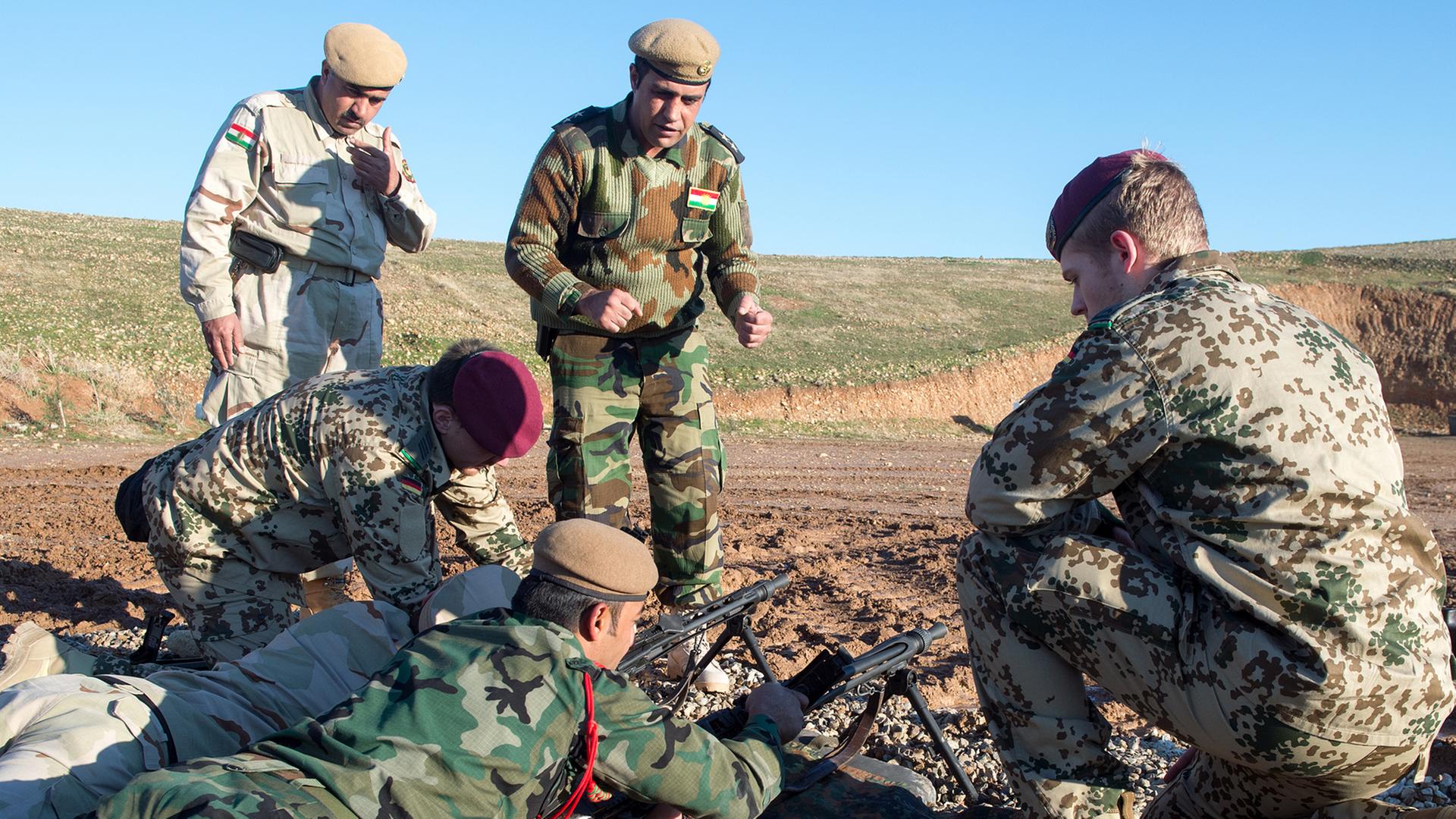Bundeswehrsoldaten bilden bei Erbil im Nordirak Peschmerga-Kämpfer aus