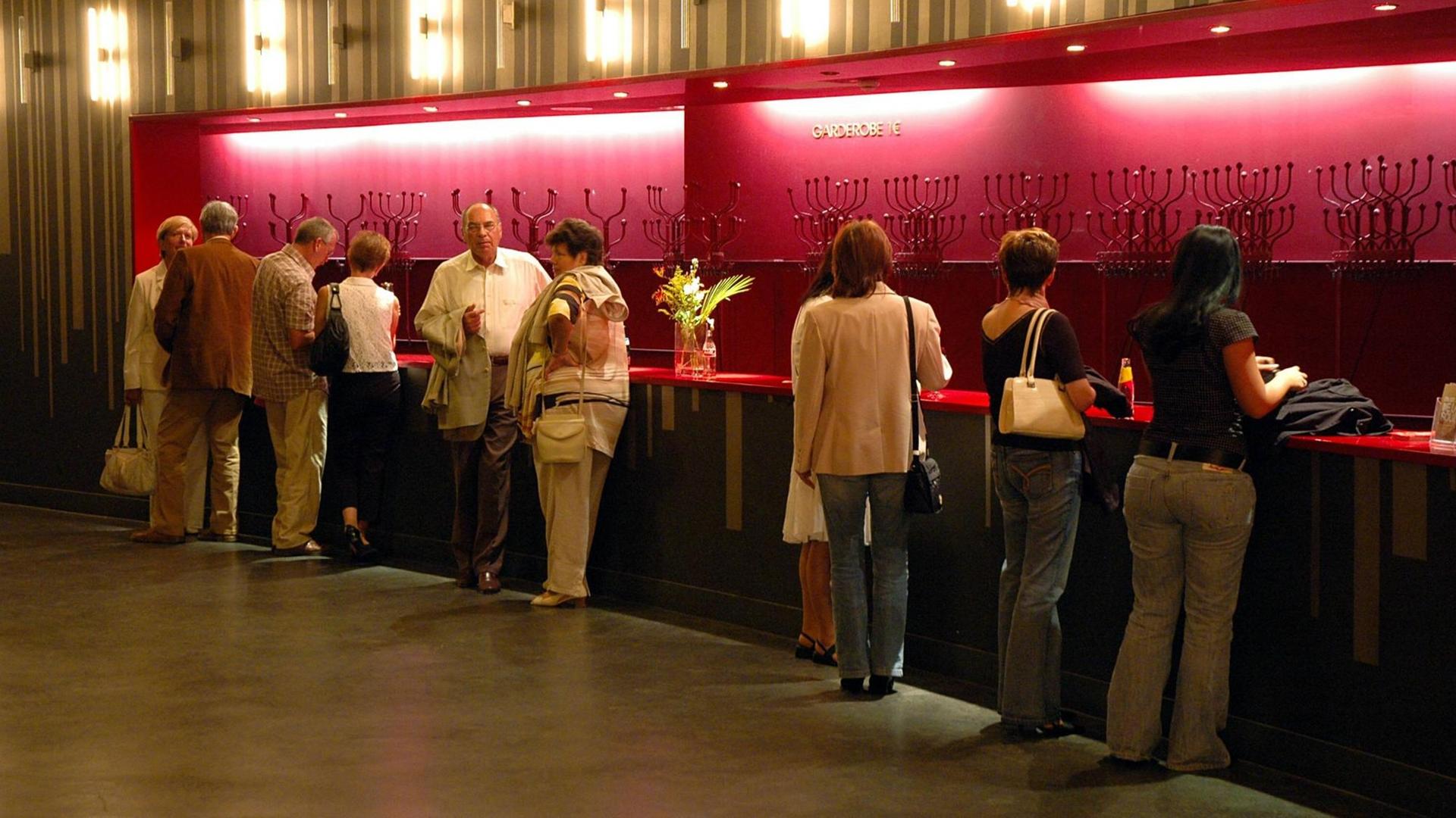 Theaterbesucher an der Garderobe des Admiralspalasts in der Friedrichstraße in Berlin Theaterbesucher an der Garderobe des Admiralspalasts in der Friedrichstraße in Berlin