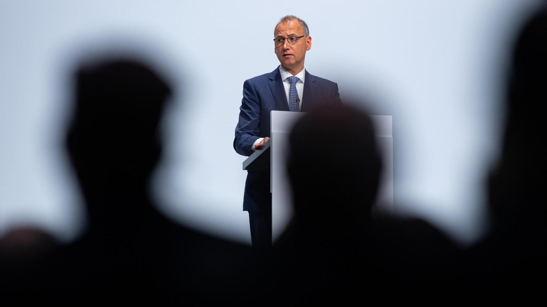 Werner Baumann, Vorstandsvorsitzender der Bayer AG, steht bei der Bayer - Hauptversammlung auf der Bühne und spricht zu den Aktionären. Werner Baumann, Vorstandsvorsitzender der Bayer AG, steht bei der Bayer - Hauptversammlung auf der Bühne und spricht zu den Aktionären.