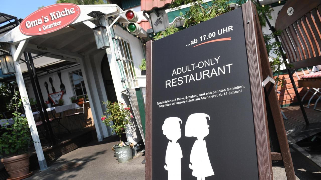 Mecklenburg-Vorpommern, Binz: Ein Schild mit der Aufschrift "Adult-Only Restaurant ...ab 17.00 Uhr bitte ohne Kinder unter 14" steht vor dem Eingang des Restaurants "Oma's Küche".