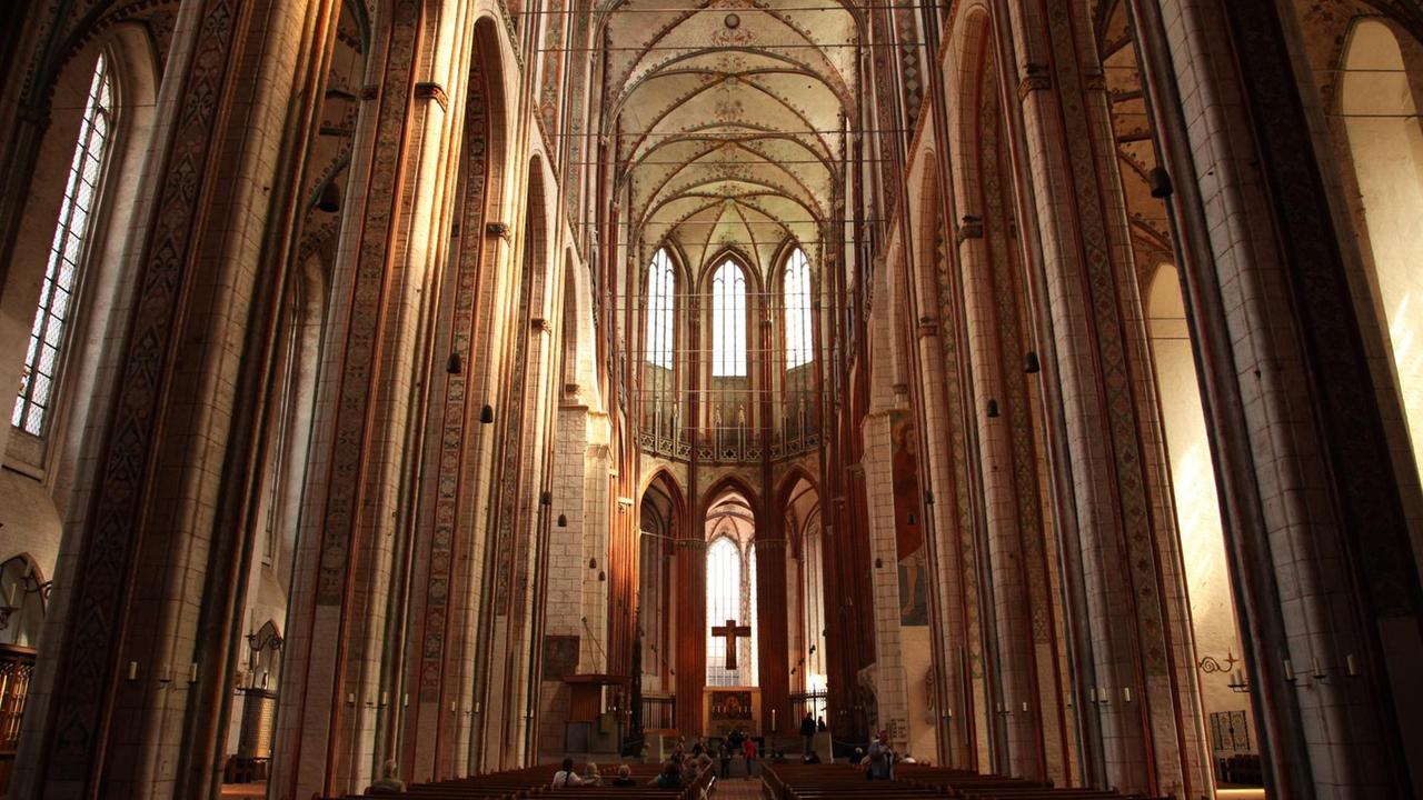 Blick in die hohe, gotische Kirche von St. Marien in Lübeck, die starke Kriegsschäden verkraften musste, aber wieder aufgebaut und restauriert wurde und nun zum Unesco-Weltkulturerbe gehört. Blick in die hohe, gotische Kirche von St. Marien in Lübeck, die starke Kriegsschäden verkraften musste, aber wieder aufgebaut und restauriert wurde und nun zum Unesco-Weltkulturerbe gehört.