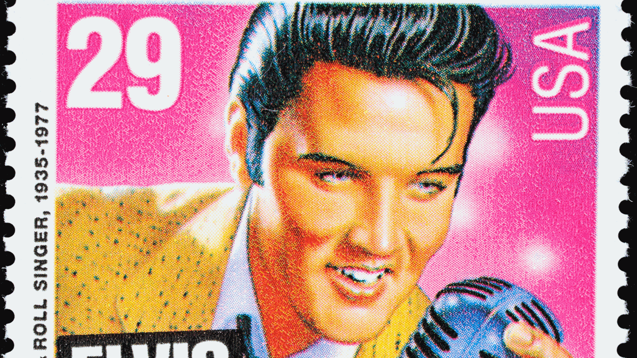 Eine Briefmarke zeigt den Musiker Elvis Presley Eine Briefmarke zeigt den Musiker Elvis Presley
