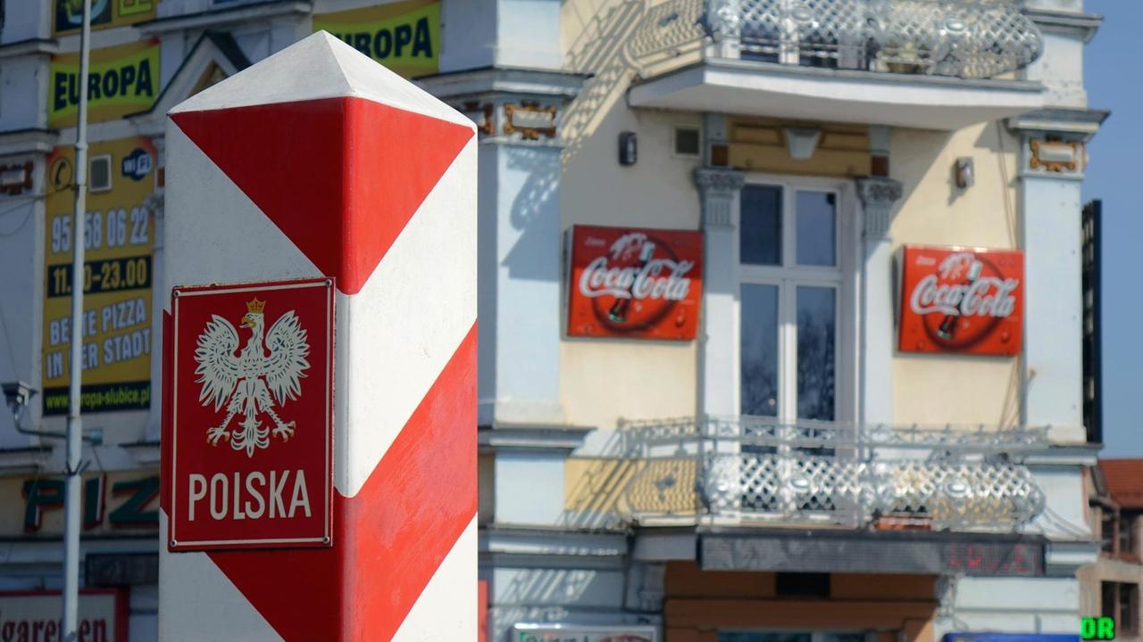 Im polnischen Slubice steht ein Grenzpfahl in den polnischen Nationalfarben weiss und rot. Im polnischen Slubice steht ein Grenzpfahl in den polnischen Nationalfarben weiss und rot.