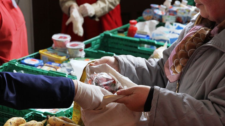 Eine Mitarbeiterin verteilt Obst an Bedürftige in der Lebensmittelausgabe "Laib und Seele" der Berliner Tafeln am 24.4.2014 in der Evangelischen Advents-Zachäus-Kirchengemeinde in Berlin. Eine Mitarbeiterin verteilt Obst an Bedürftige in der Lebensmittelausgabe "Laib und Seele" der Berliner Tafeln am 24.4.2014 in der Evangelischen Advents-Zachäus-Kirchengemeinde in Berlin.