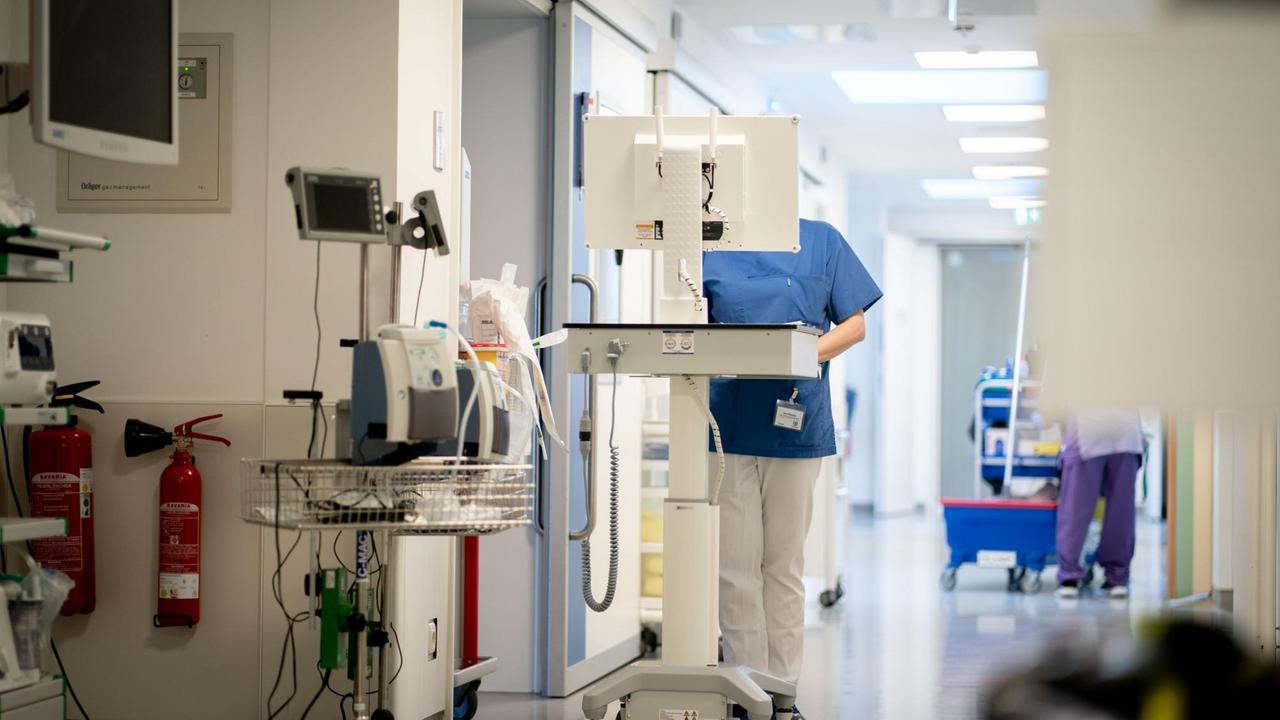Eine Pflegekraft arbeitet auf der Intensivstation des Krankenhauses Bethel Berlin.