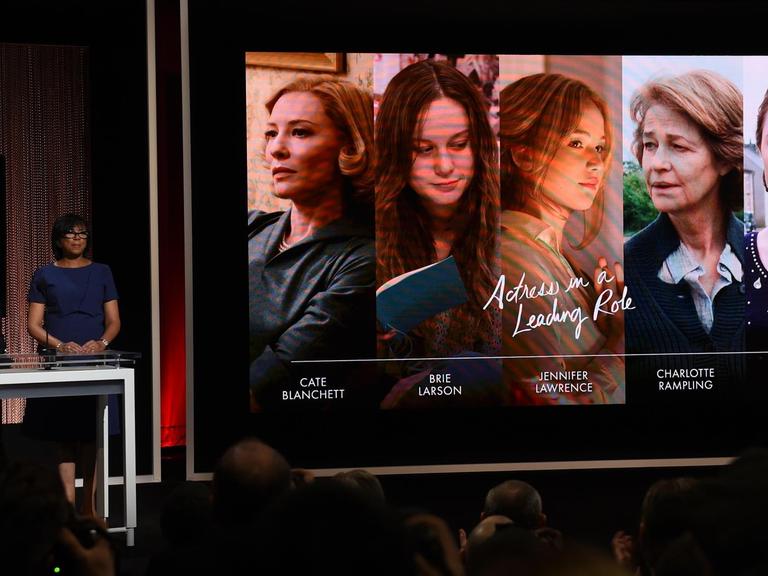 John Krasinski und Academy-Präsidentin Cheryl Boone Isaacs präsentieren die Nominierten der Kategorie "Weibliche Hauptrolle".