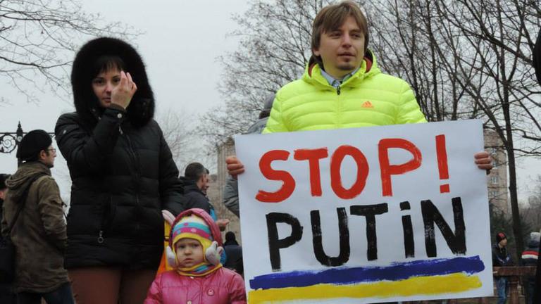 Oleksandr Hryschtschenko hat bei proukrainischen Demonstrationen Fotos gemacht. Die Separatisten haben ihn speziell wegen dieser Fotos misshandelt. Oleksandr Hryschtschenko hat bei proukrainischen Demonstrationen Fotos gemacht. Die Separatisten haben ihn speziell wegen dieser Fotos misshandelt.