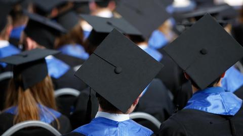 Uni-Absolventen tragen bei der Übergabe ihrer Urkunden Doktorhüte nach US-amerikanischer Art.