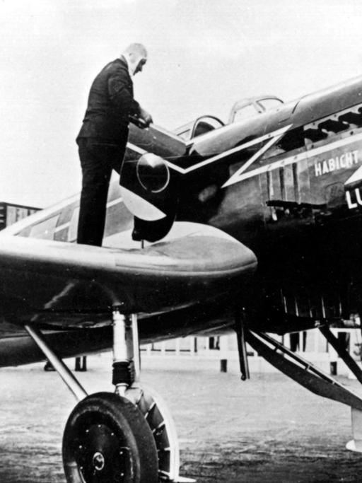 Die von der Deutschen Lufthansa eingesetzte Maschine auf dem Flughafen Berlin-Tempelhof. Mit 377 km/h war die He 70 "Blitz" im Jahr 1932 das schnellste Verkehrsflugzeug der Welt.