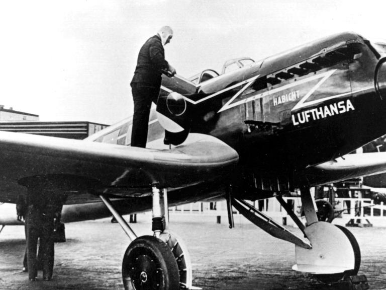 Die von der Deutschen Lufthansa eingesetzte Maschine auf dem Flughafen Berlin-Tempelhof. Mit 377 km/h war die He 70 "Blitz" im Jahr 1932 das schnellste Verkehrsflugzeug der Welt.