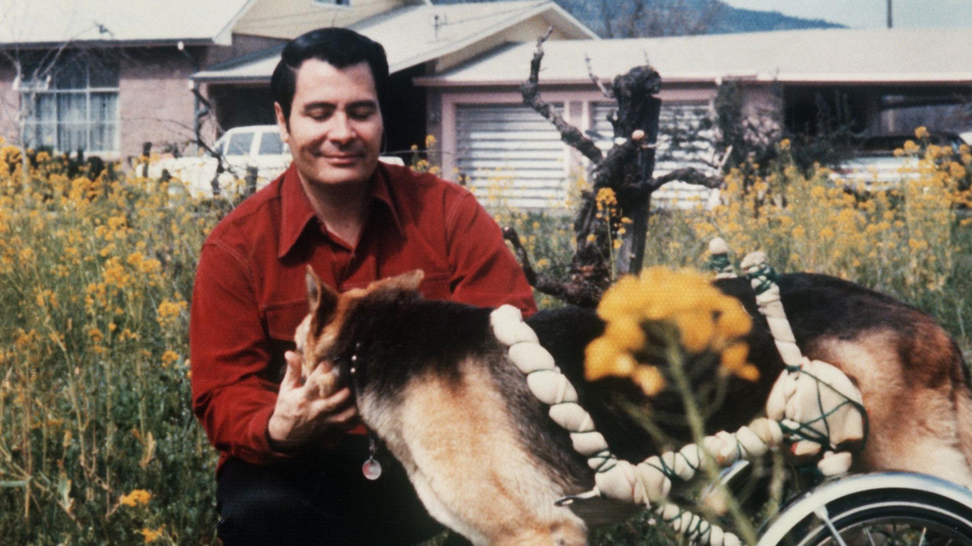 Der Sektenführer Jim Jones streichelt einen Hund. Undatierte Aufnahme Der Sektenführer Jim Jones streichelt einen Hund. Undatierte Aufnahme