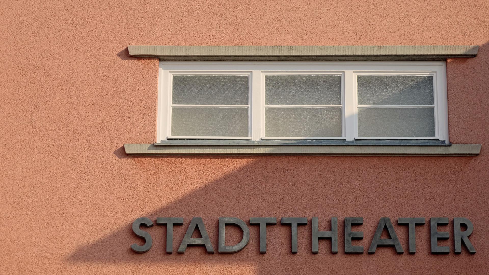 Die Schrift am Luckenwalder Stadttheater liegt im Schatten.