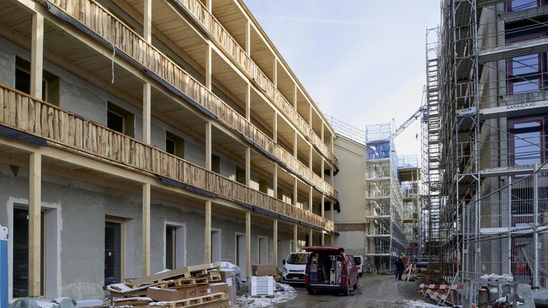 Noch eine Baustelle im Rohzustand, aber mit fertigen hölzernen Balkonen: das Wohnatelierhaus Basel in Modularbauweise - entworfen von Architekt Heinrich Degelo