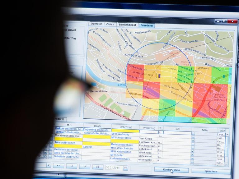 Auch die Polizei in Oberhausen startete bereits Versuche mit Software, die Verbrechen voraussagen soll. Um diese Praxis geht es in der Doku "Pre-Crime".