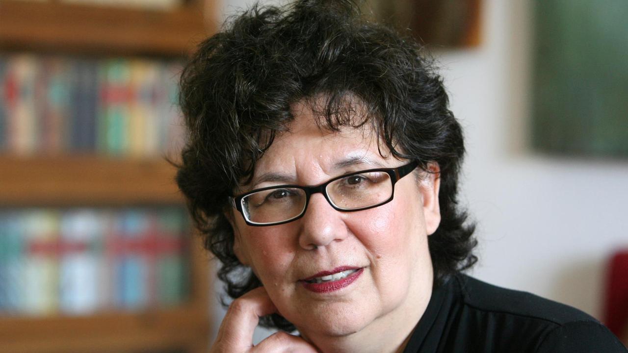 Die in Deutschland lebende US-amerikanische Schriftstellerin Holly-Jane Rahlens erzählt in dem Kinderhörspiel über Mütter und Töchter, über unsere Wurzeln – und über den goldenen Faden, der alles miteinander verbindet. Die in Deutschland lebende US-amerikanische Schriftstellerin Holly-Jane Rahlens erzählt in dem Kinderhörspiel über Mütter und Töchter, über unsere Wurzeln – und über den goldenen Faden, der alles miteinander verbindet.