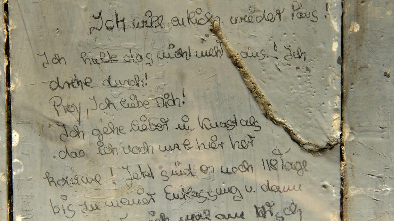 "Ich will endlich wieder raus! Ich halte das nicht mehr aus! Ich drehe hier durch!" steht an einer Wand des ehemaligen Jugendwerkhofes in Torgau. "Ich will endlich wieder raus! Ich halte das nicht mehr aus! Ich drehe hier durch!" steht an einer Wand des ehemaligen Jugendwerkhofes in Torgau.