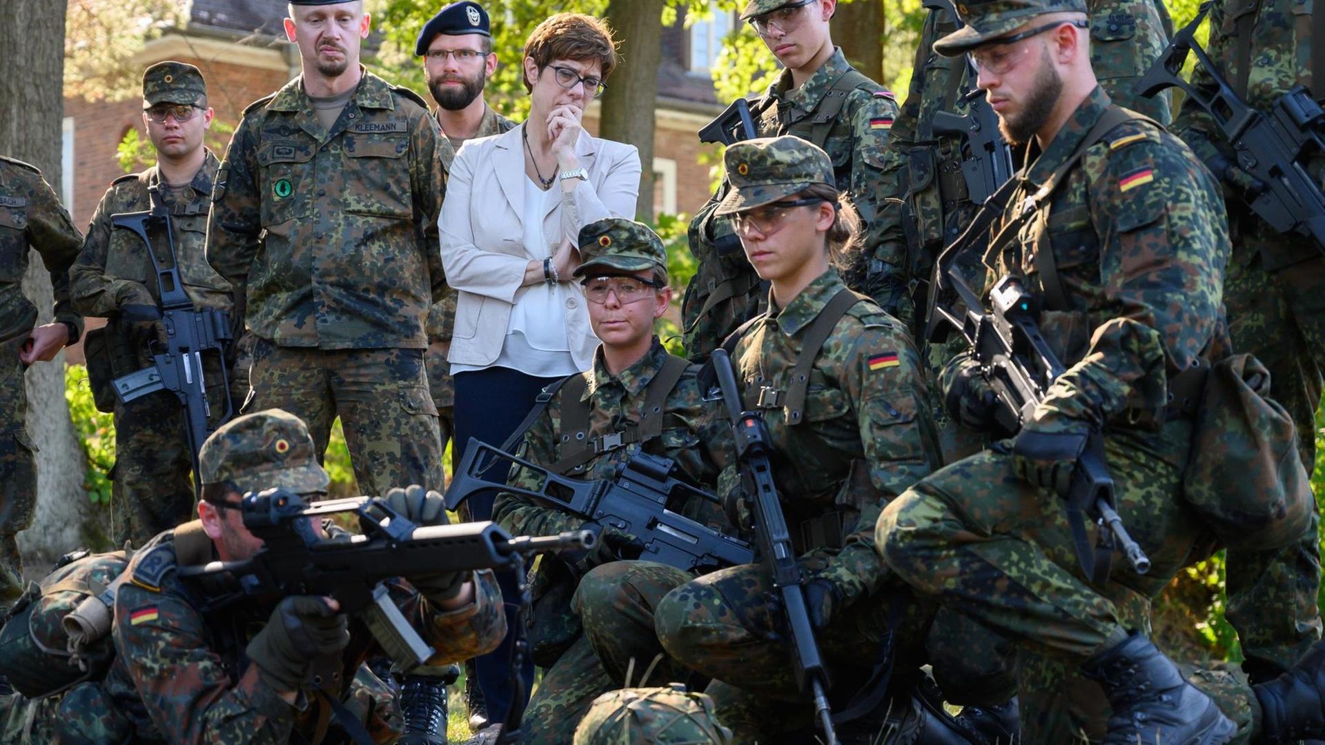 Annegret Kramp-Karrenbauer, neue Bundesverteidigungsministerin, besucht das Feldwebel-Unteroffizieranwärterbataillon 2 und schaut sich eine Übung am Gewehr G36 an. Annegret Kramp-Karrenbauer, neue Bundesverteidigungsministerin, besucht das Feldwebel-Unteroffizieranwärterbataillon 2 und schaut sich eine Übung am Gewehr G36 an.
