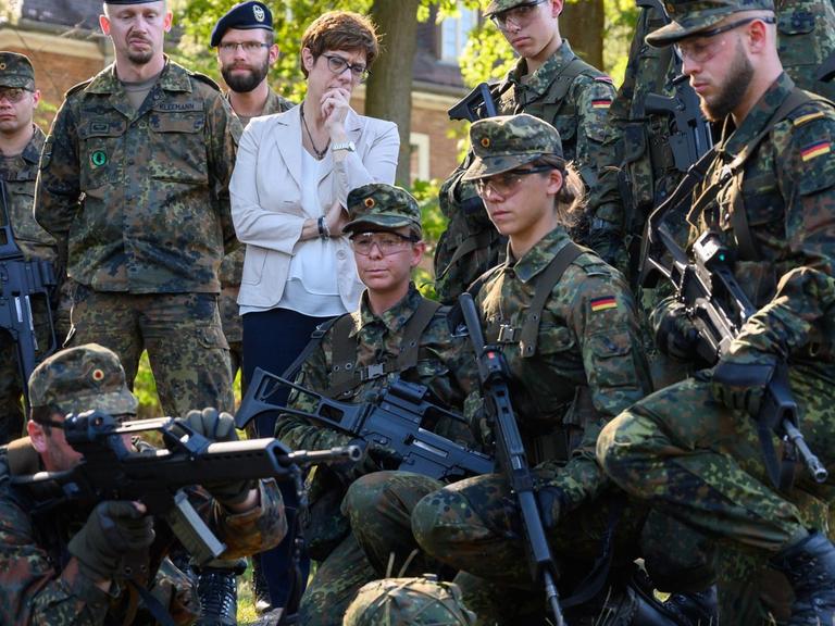 Annegret Kramp-Karrenbauer, neue Bundesverteidigungsministerin, besucht das Feldwebel-Unteroffizieranwärterbataillon 2 und schaut sich eine Übung am Gewehr G36 an.